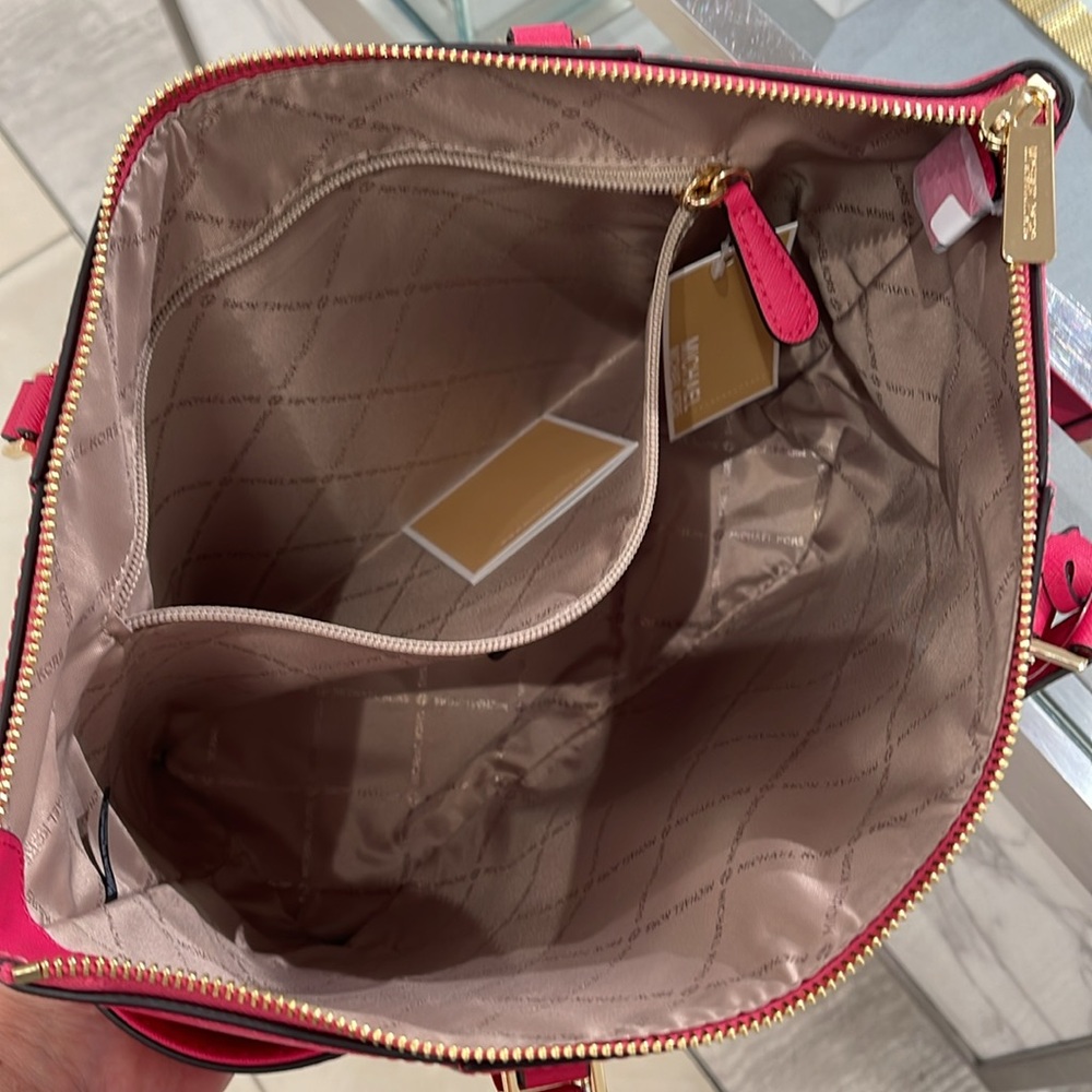 MICHAEL KORS
Charlotte Large Saffiano Leather Top-Zip Tote Bag
Electric Pink
NWT - Picture 11 of 16